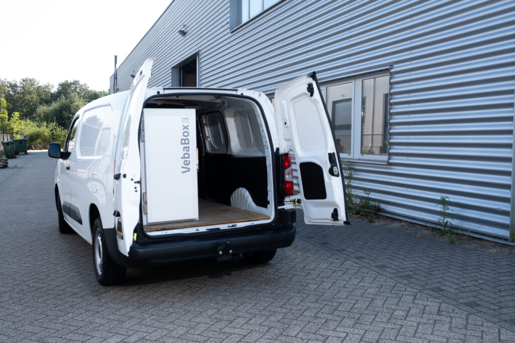 Heckansicht eines weißen Lieferwagens mit geöffneten Türen und eingebauter VebaBox-Kühlbox.