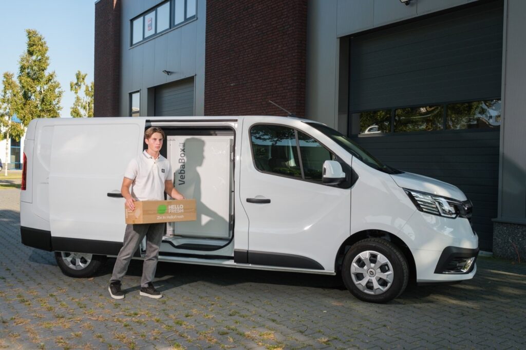Medewerker lost verse producten uit een bedrijfwagen waarin een VebaBox koelunit is geplaatst