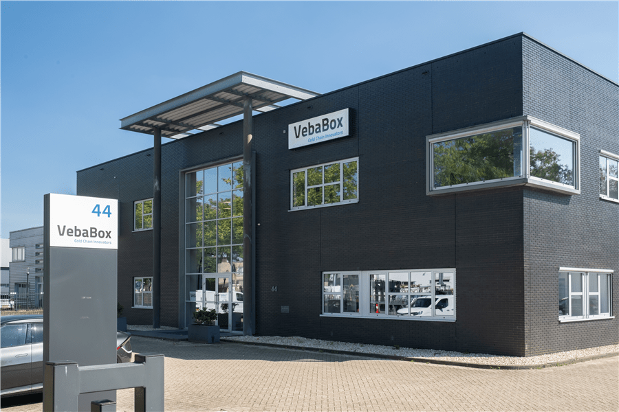 Firmengebäude von VebaBox mit Fassadenschild und Hausnummer 44 auf einem Gewerbegebiet.