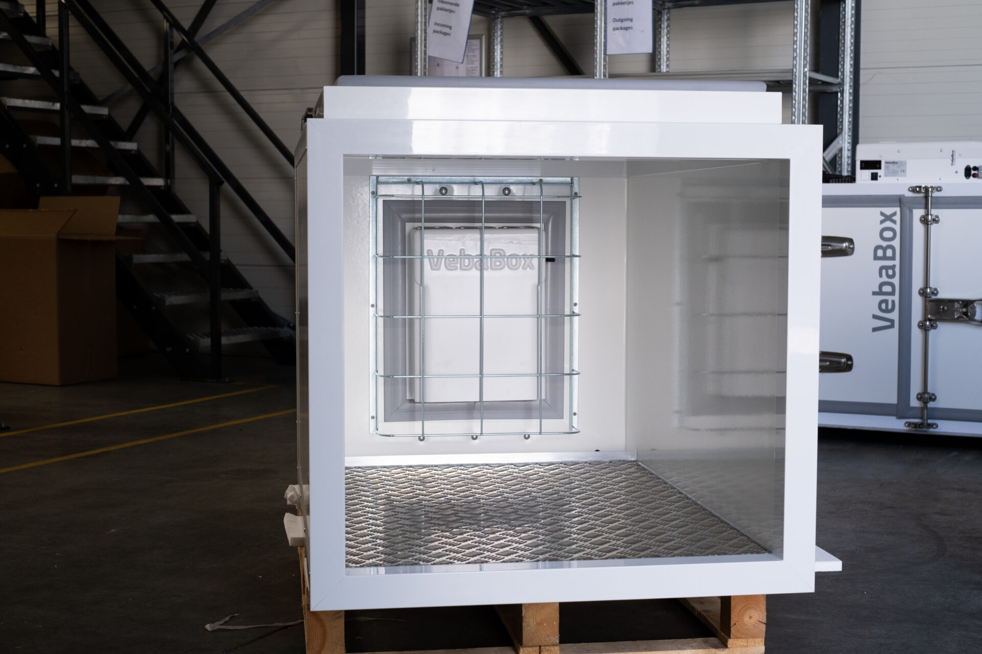 Innenansicht eines modularen VebaBox-Kühlbehälters auf einer Palette, bereit für den Einbau in einen Transporter oder LKW.